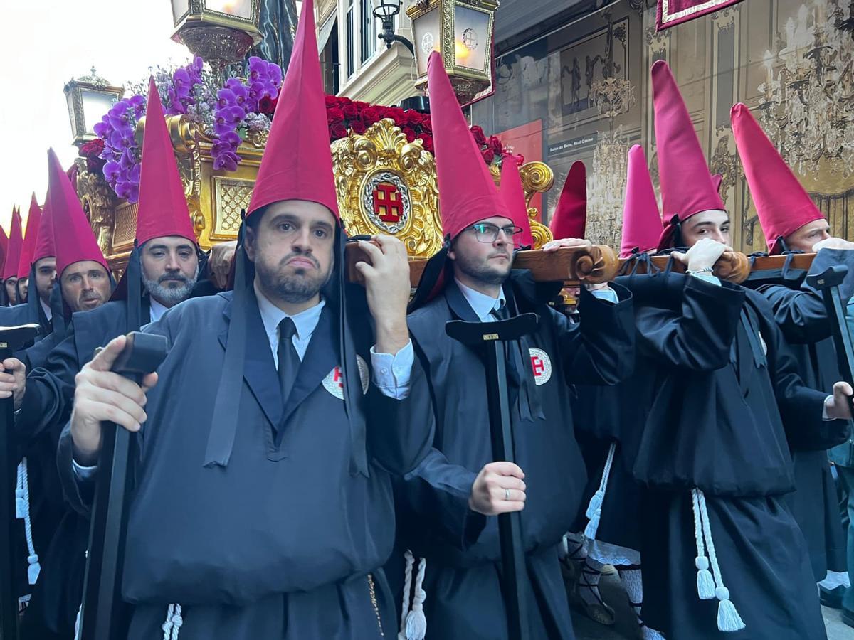Estantes de la Cofradía de la Misericordia cargan uno de los tronos.