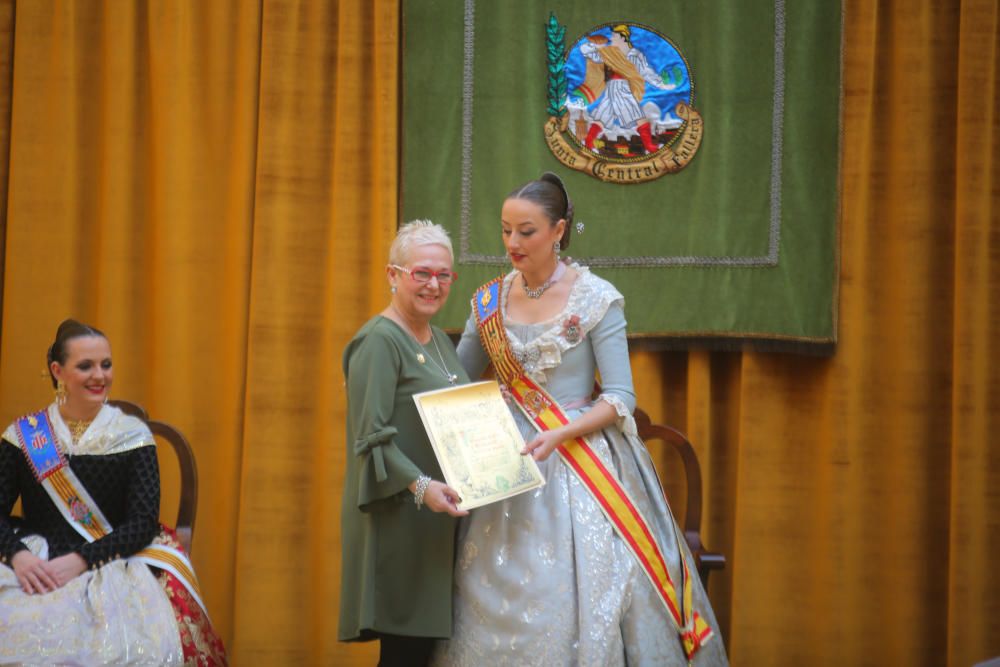 Intercambio de fotos con la fallera mayor e imposición de bunyols d'or