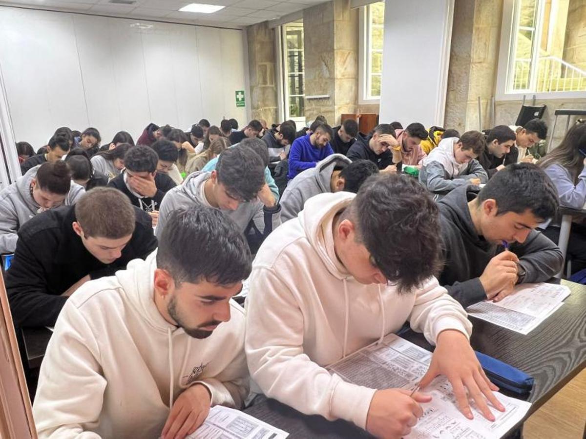 Alumnos de Agrupación Feal en un examen.   | // FDV