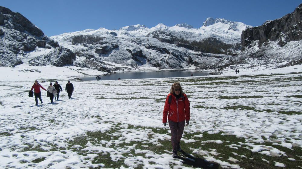 Sol y nieve para disfrutar de Los Lagos de Covadonga