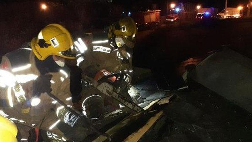 Efectius dels Bombers treballant a la teulada de l&#039;edifici afectat pel foc |