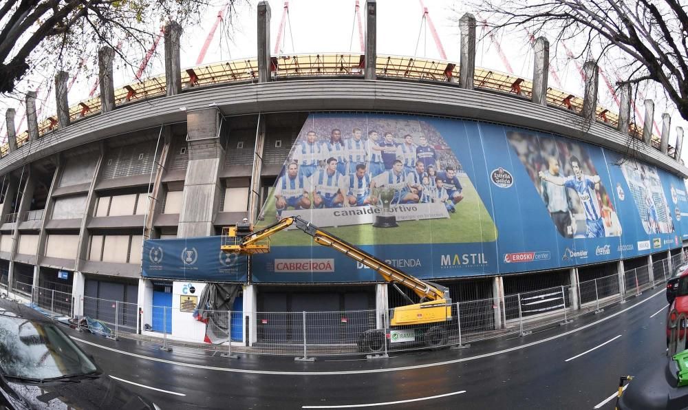 Retirada de las lonas del estadio de Riazor