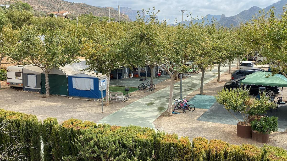 Vista d'un dels carrers del Càmping la Noguera, situat al nucli de Sant Llorenç de Montgai