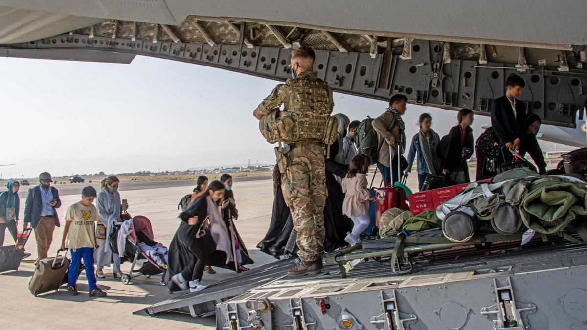 Una fotografía proporcionada por el Ministerio de Defensa británico (MOD) muestra a ciudadanos británicos y con doble nacionalidad que residen a bordo de un avión militar en el aeropuerto de Kabul.