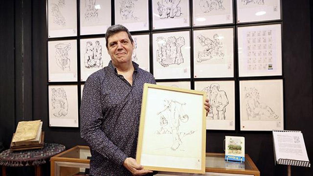 El comisario de la exposición, Pedro Ayala, muestra algunos de los dibujos originales de Párraga que se exponen en La Innovadora.