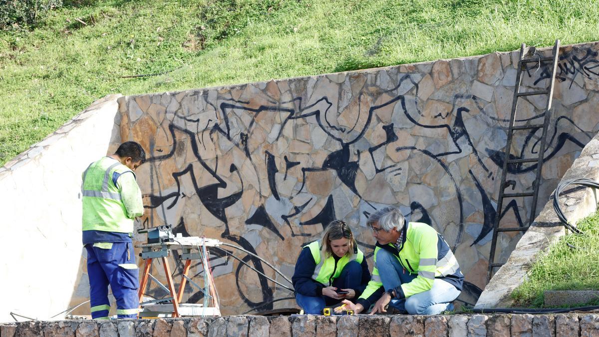 Reparan una avería en el puente de Jesús.