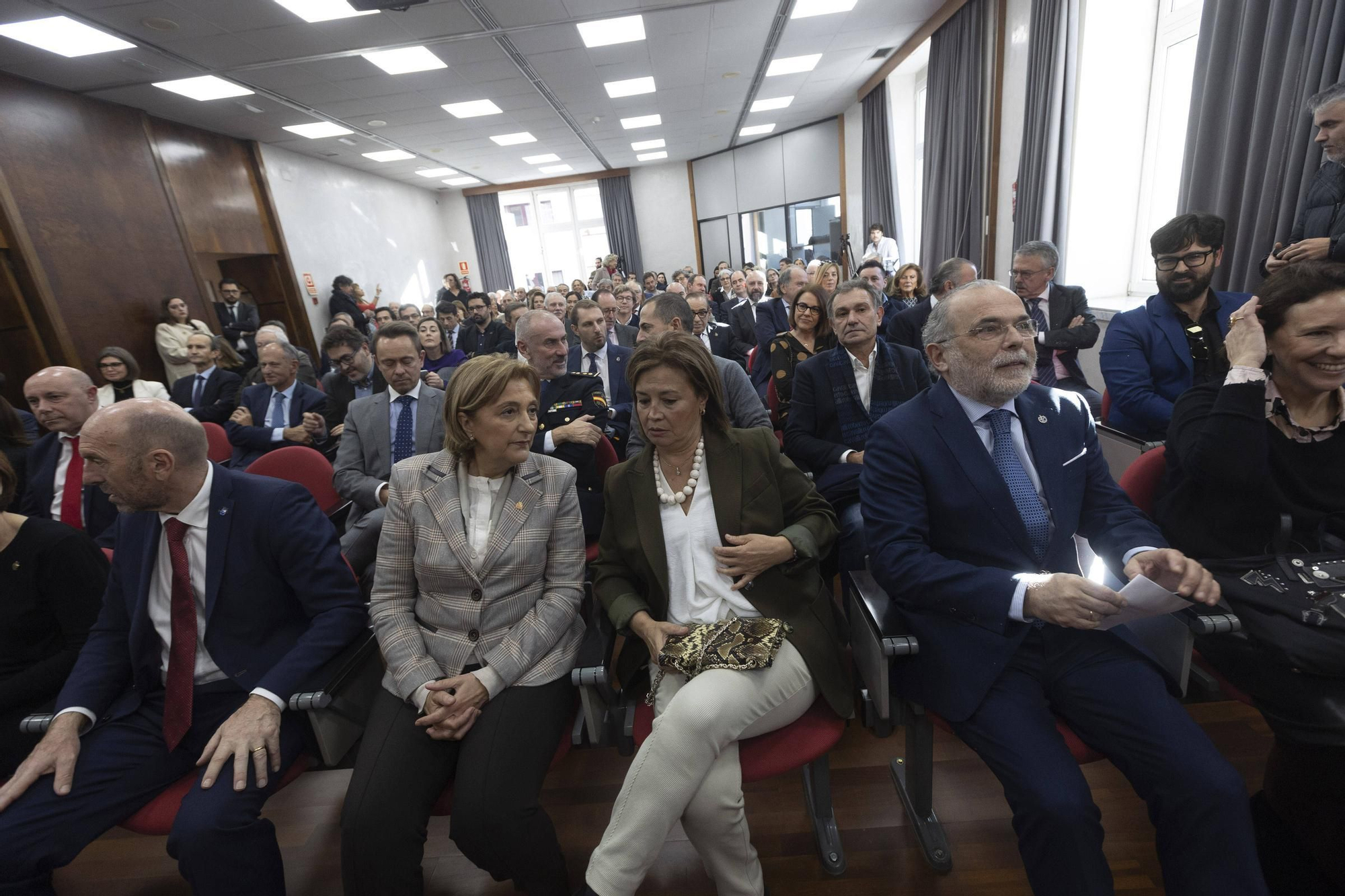 En imágenes: Obdulia Fernández recoge la Medalla de Oro de la Cámara de Oviedo