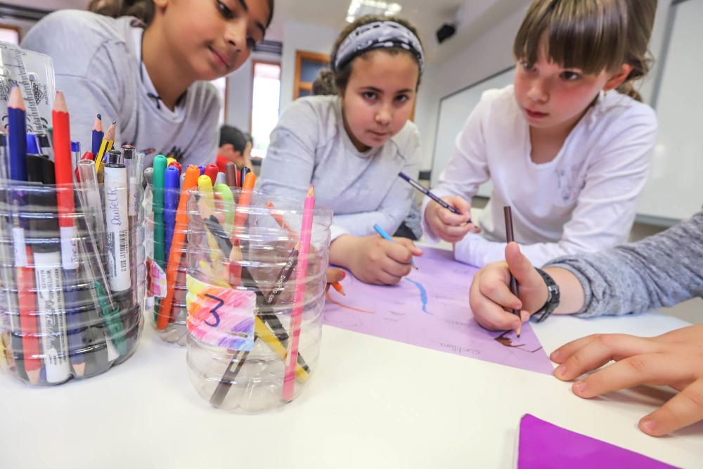 El centro pone en marcha un espacio multiusos para un alumnado diverso, con más de un 60% de extranjeros y muy bien acogido por la comunidad escolar de Orihuela Costa