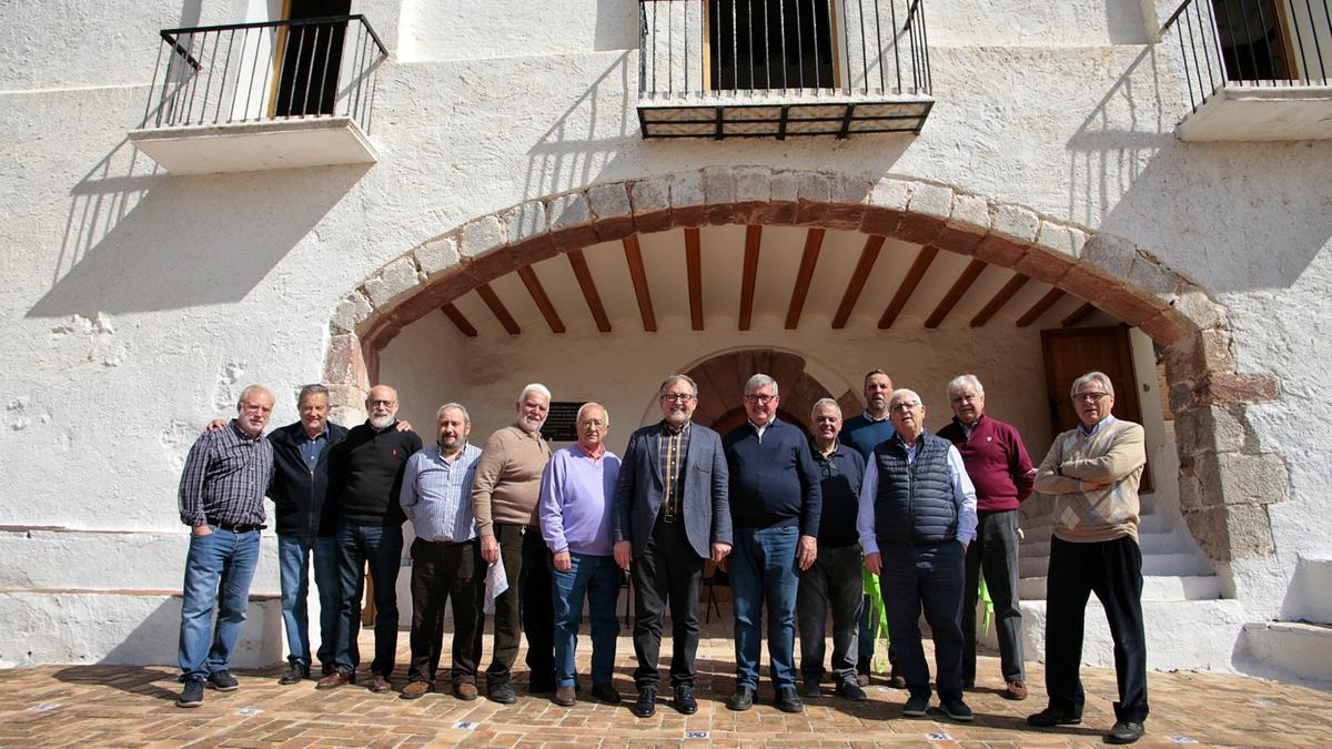 Los miembros del Colegio Apostólico, este domingo, con el invitado de honor, José Martí (presidente de la Diputación), en la Magdalena.