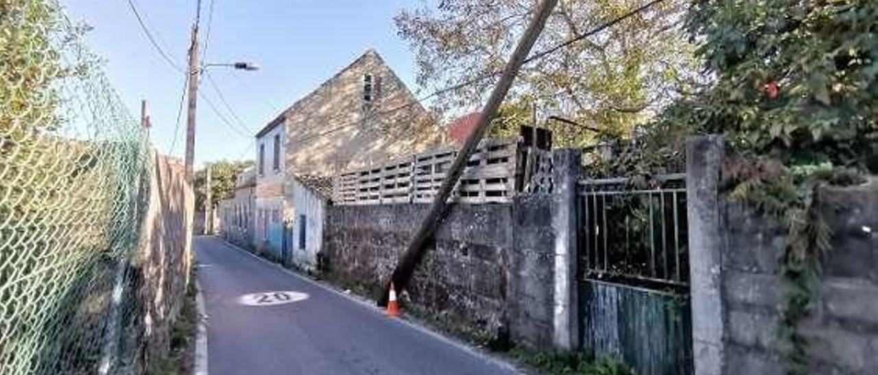 Cada vez menos espacio , alguien chocó contra este poste en la calle de Reboredo, en Cangas, tirándolo. El poco espacio de este vial obliga a una reparación inmediata, porque cada vez es más difícil pasar con un coche.
Santos Álvarez