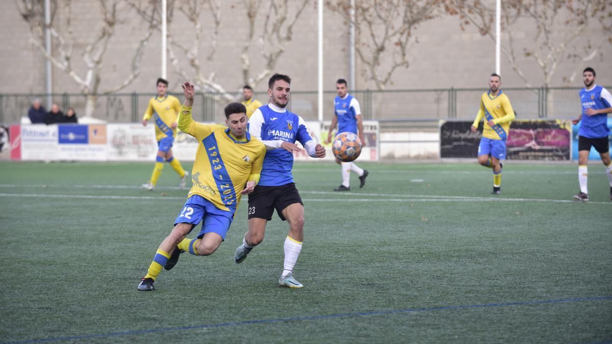 Dos jugadors lluiten per la pilota