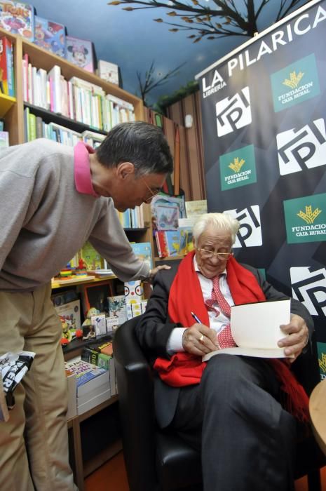 Firma de libros del Padre Ángel en Mieres