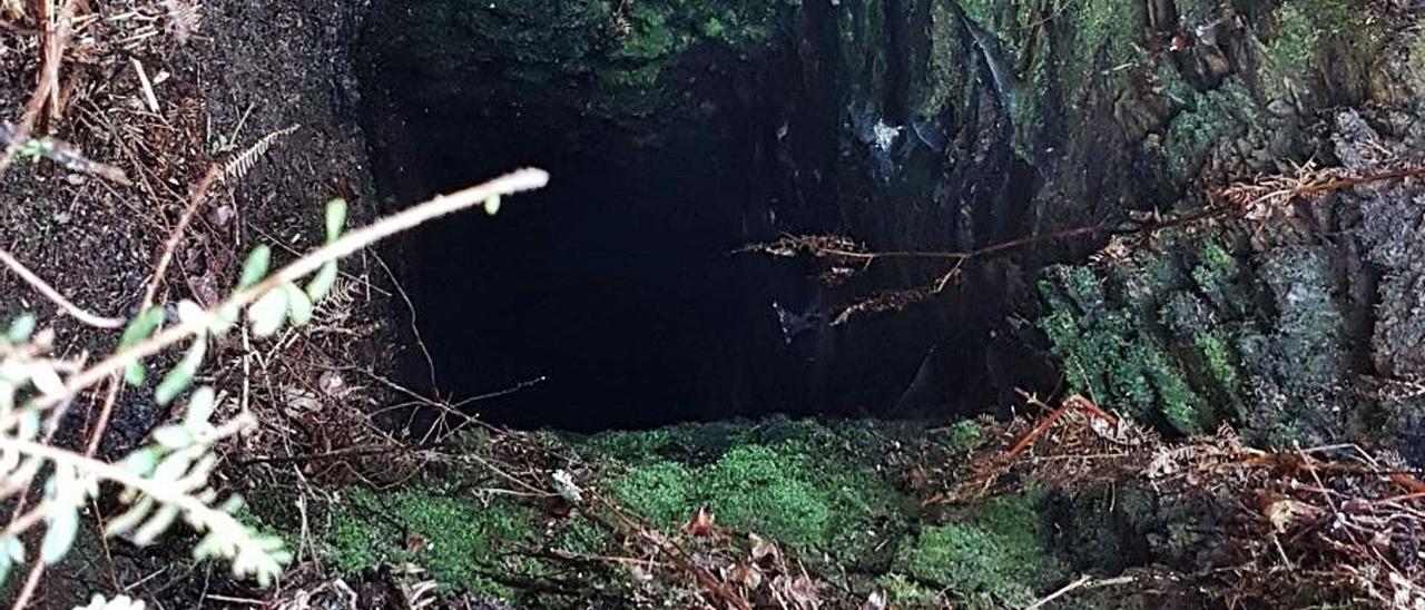 Uno de los socavones, en la zona de Villandio. | Asociación de Cazadores de Mieres