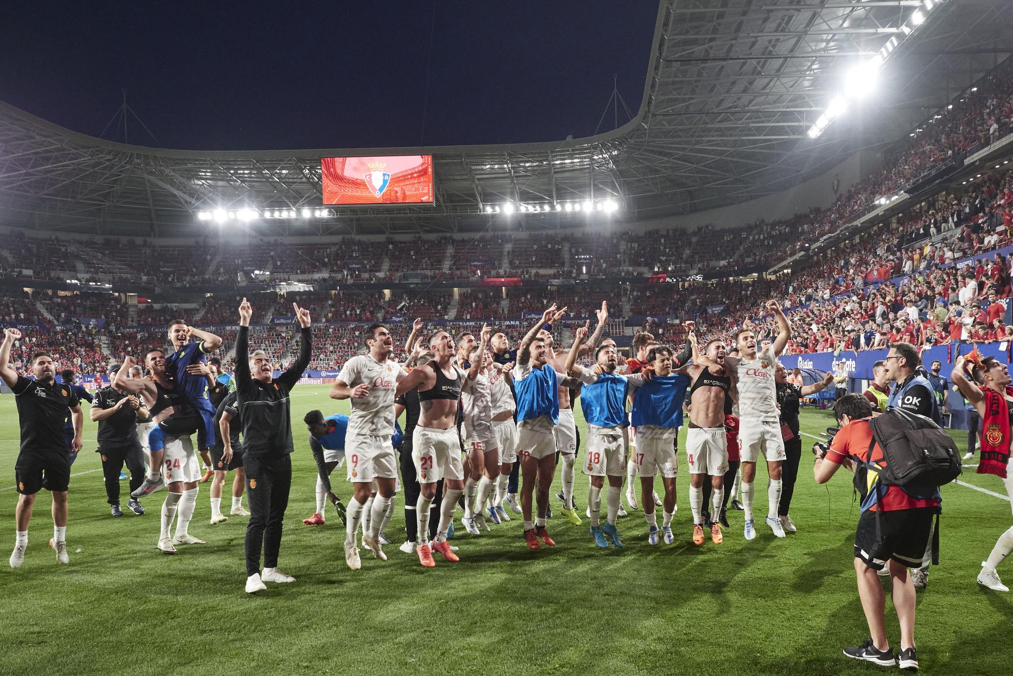 Osasuna-RCD Mallorca: Las fotos de la alegría desatada de los jugadores del Mallorca al conseguir la permanencia