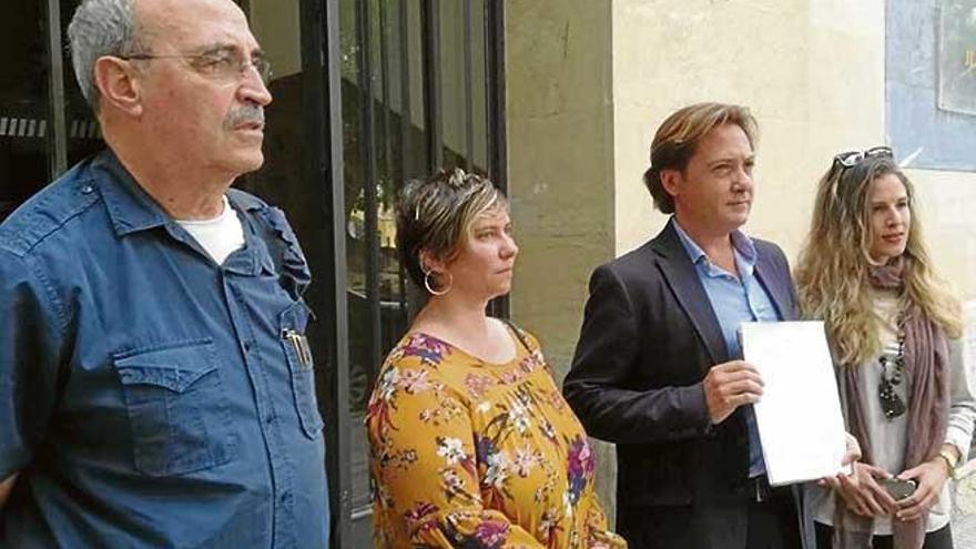 Antonio Salvá, Ana María Vidal Font, Jorge Campos y Malena Contestí, ayer a las puertas de la Fiscalía.