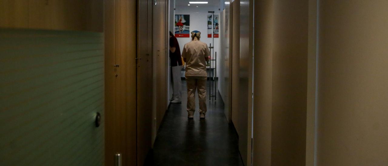 Un trabajador pasa por un pasillo de un centro de salud.