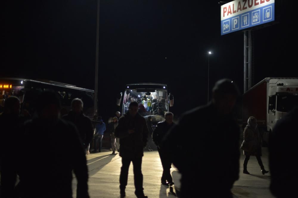 Los trabajadores de Alcoa de Asturias parten hacia Madrid a una manifestación contra el cierre de la fábrica