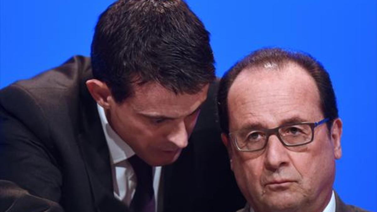 Valls habla con Hollande, el 18 de noviembre del 2015, en una reunión de alcaldes franceses en París.