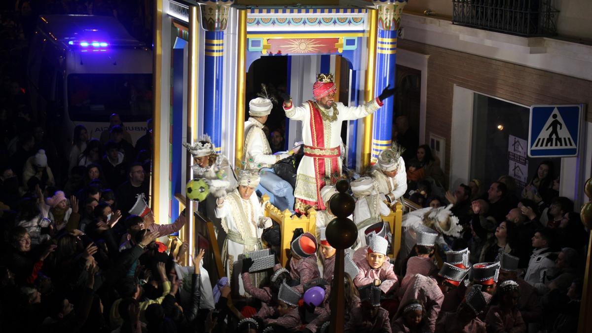 La cabalgata de Reyes Magos de Lucena recupera su cifra máxima con 22  carrozas - Diario Córdoba