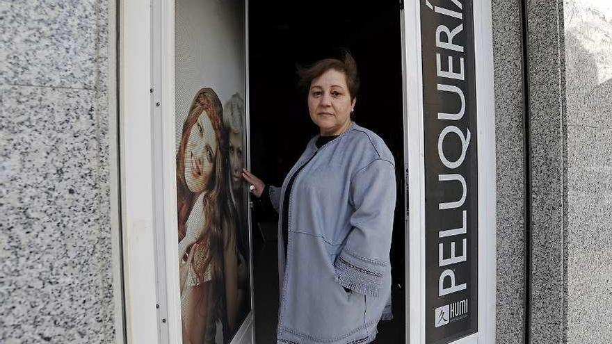 Mari Luz Casal, ayer, en Silleda a las puertas de su negocio. // Bernabé/Javier Lalín