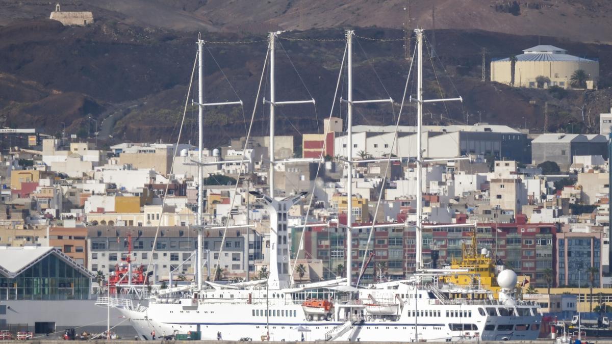 El velero crucero 'Wind Star' en la prolongación del Muelle Santa Catalina.
