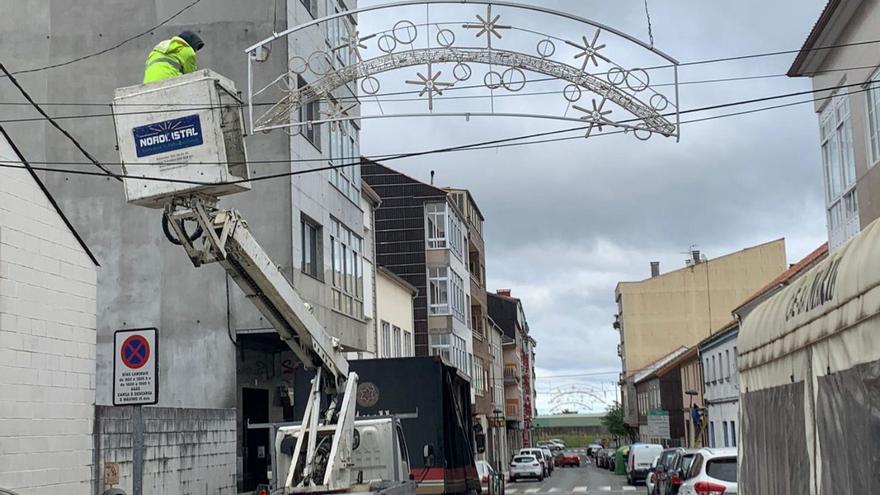 Colocación de arcos luminosos, ayer, en la calle Venezuela.