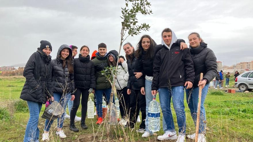 Estudiantes europeos participan en una plantación de árboles en los terrenos de Repsol