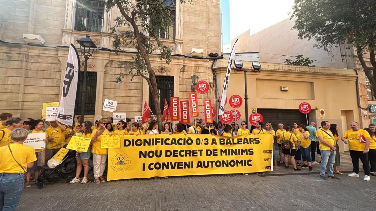 Las educadoras de las 'escoletes' arrancan una nueva jornada de huelga con una protesta frente al Parlament