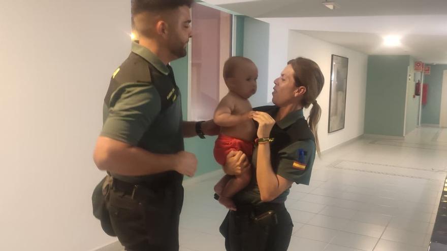 Dos guardias civiles salvan la vida a un bebé en Fuerteventura
