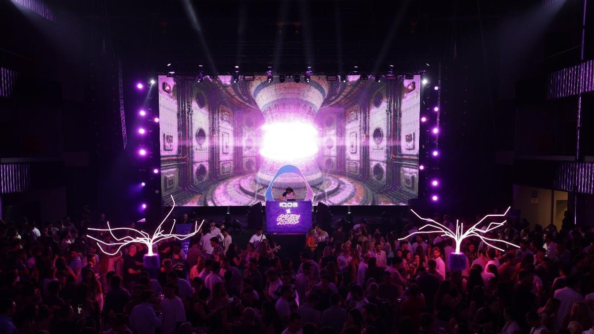 • Los asistentes disfrutaron de una propuesta experiencial que combinó instalaciones lumínicas, activaciones interactivas, performances y momentos WOW en torno al nuevo IQOS ILUMA i Electric Purple