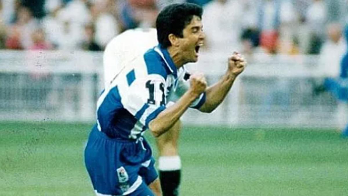 Bebeto, celebrado un gol con el Superdepor