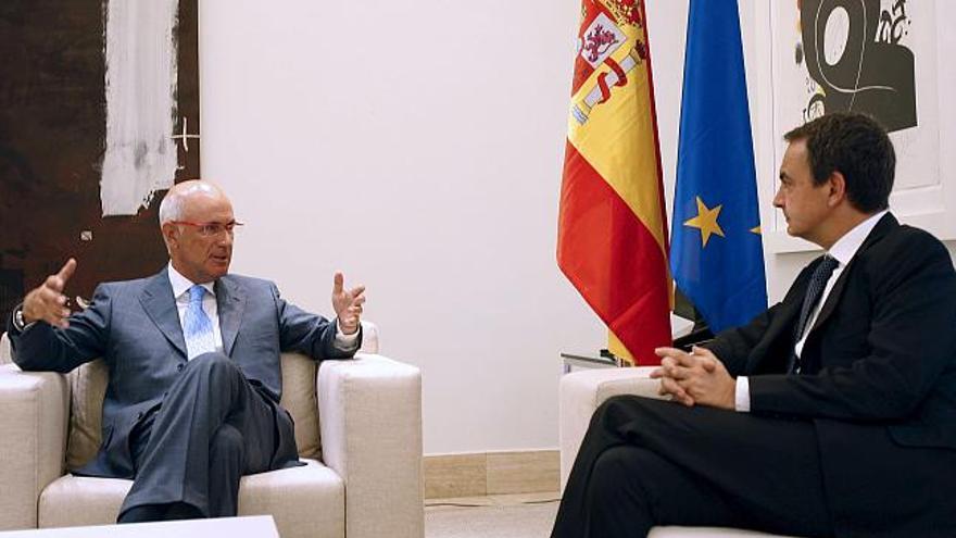 El presidente del Gobierno, José Luis Rodríguez Zapatero (d), y el portavoz de CiU en el Congreso, Josep Antoni Durán i Lleida, durante la entrevista que mantienen hoy en el Palacio de La Moncloa.