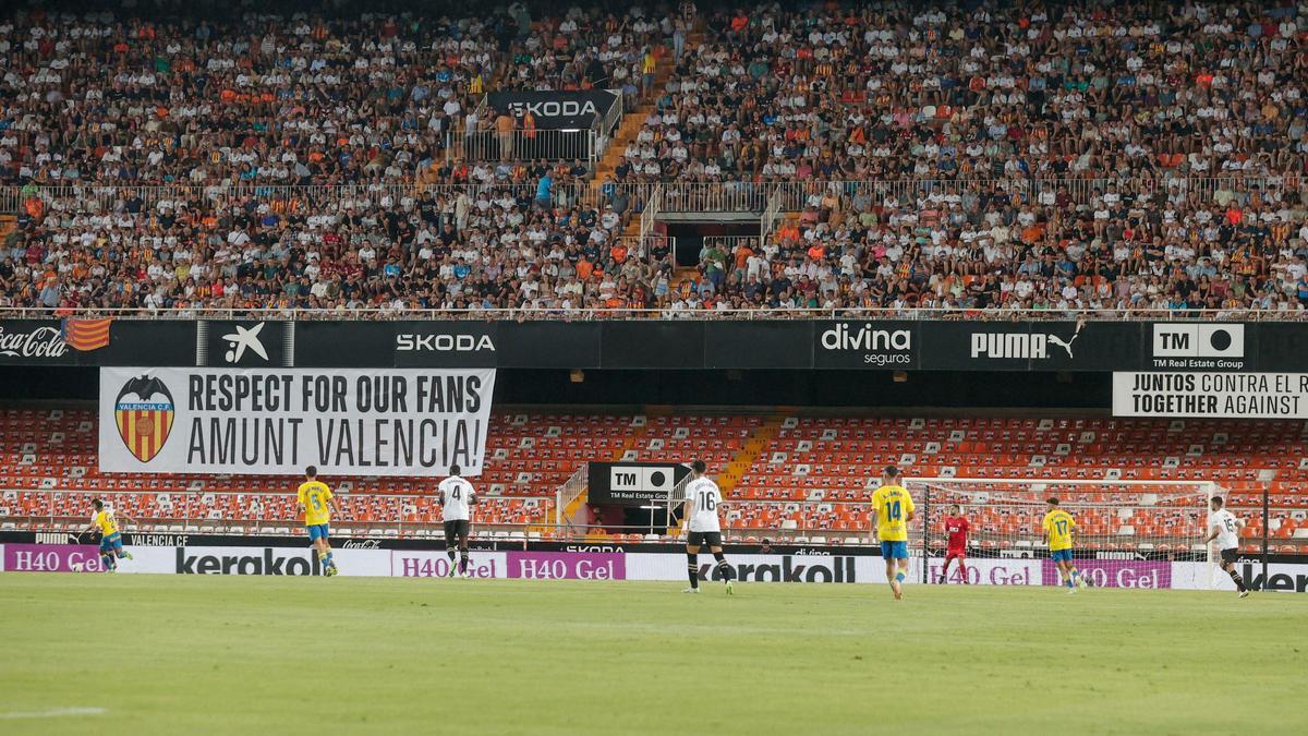 Pancartas en el fondo de Mestalla, clausurado por insultos a Vinicius Junior, durante el partido de LaLiga entre el Valencia y la UD Las Palmas