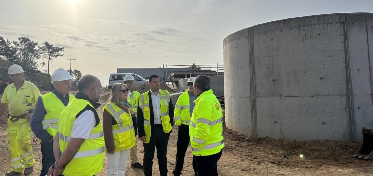Un momento de la visita de la presidenta de Acuaes a las obras de Niño do Corvo.