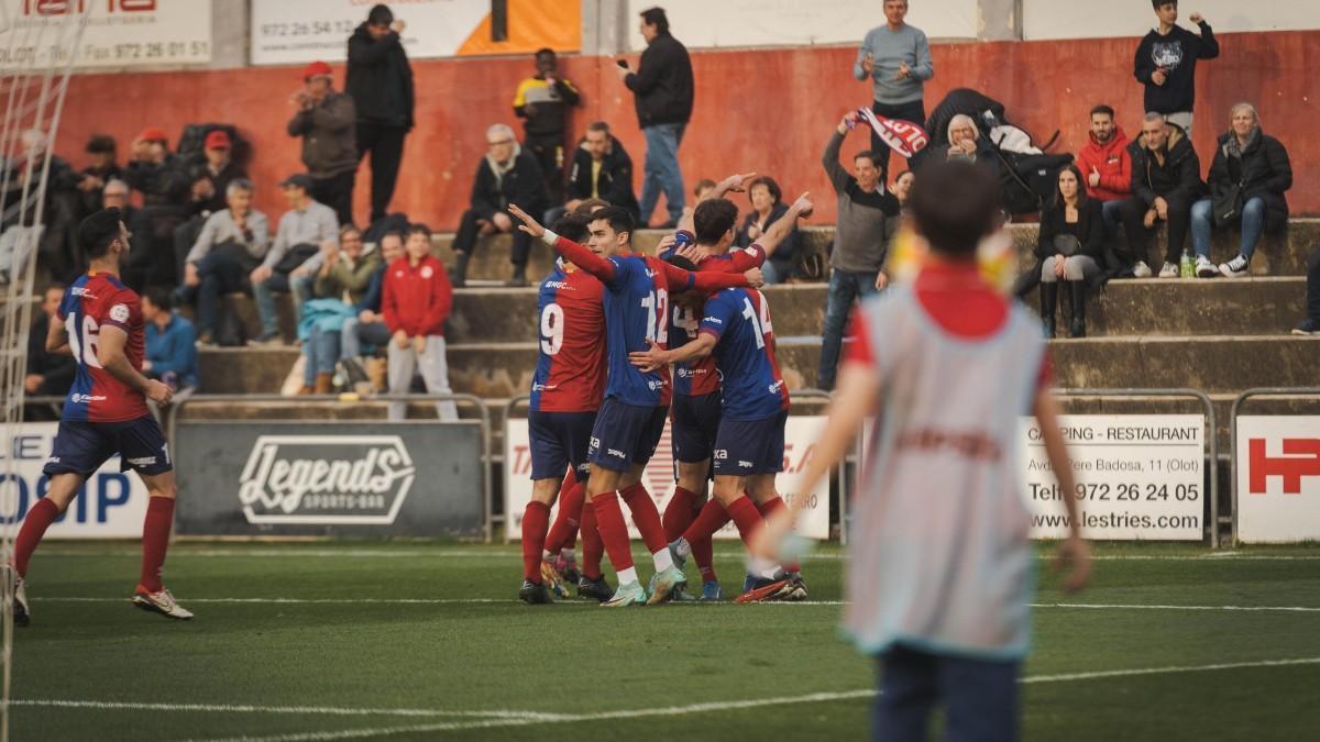 Los jugadores del Olot celebran el tanto de la victoria de Barnils