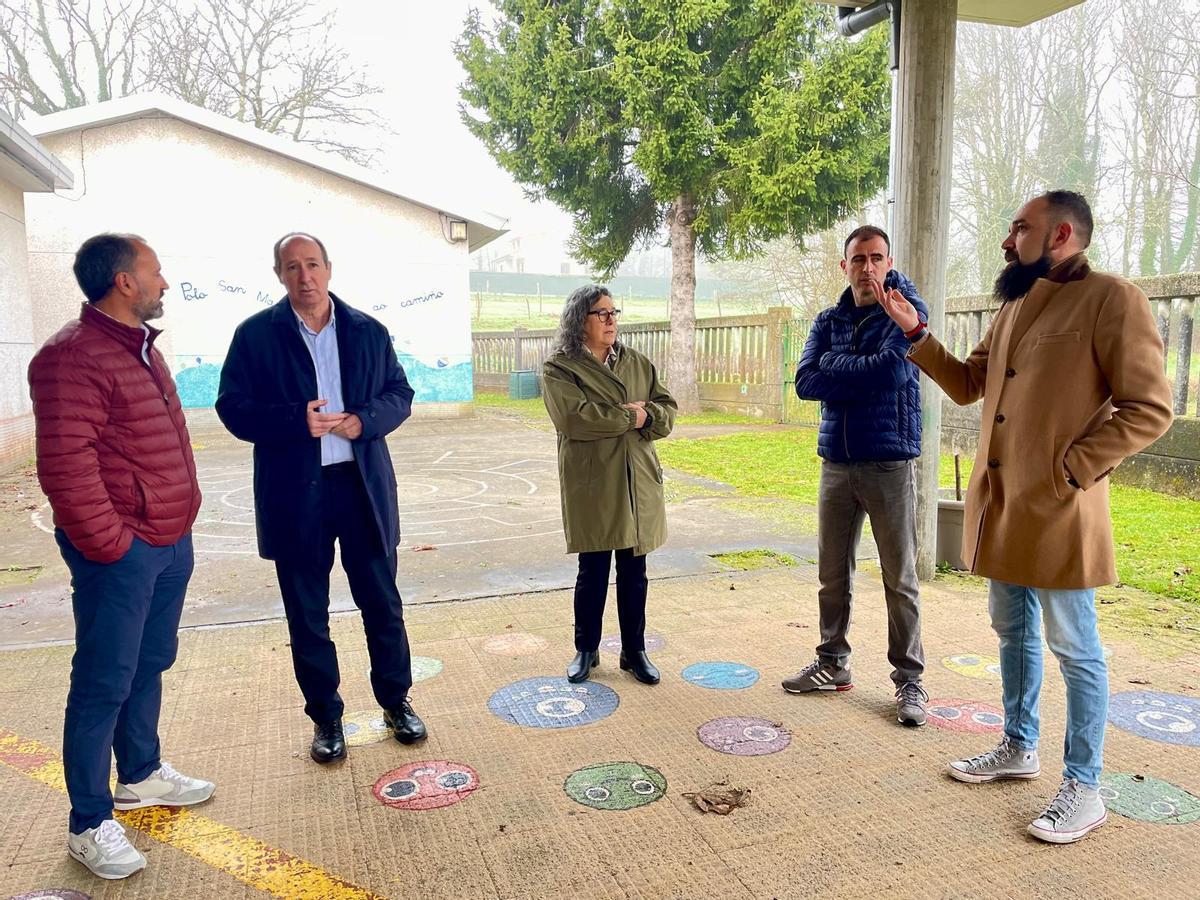 Pofesores madrileños no Colexio de Campomaior, co director xeral, segundo esquerda, en Ordes.