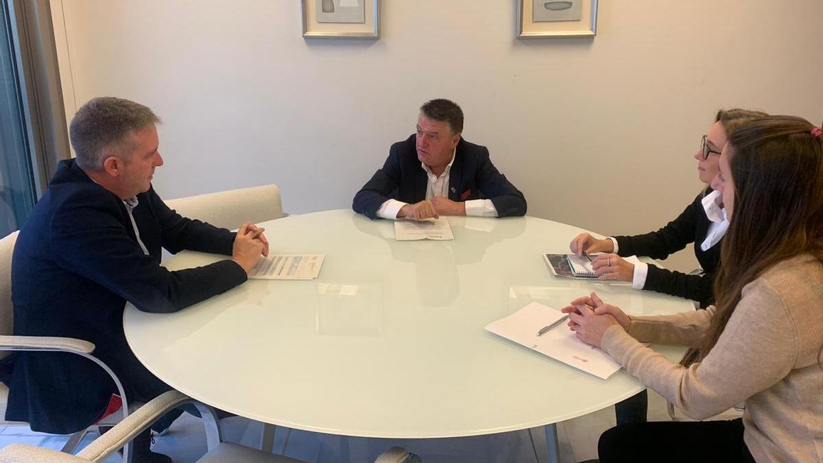 El alcalde, Miguel Sandalinas (en el centro), durante su reunión con representantes de la Generalitat.