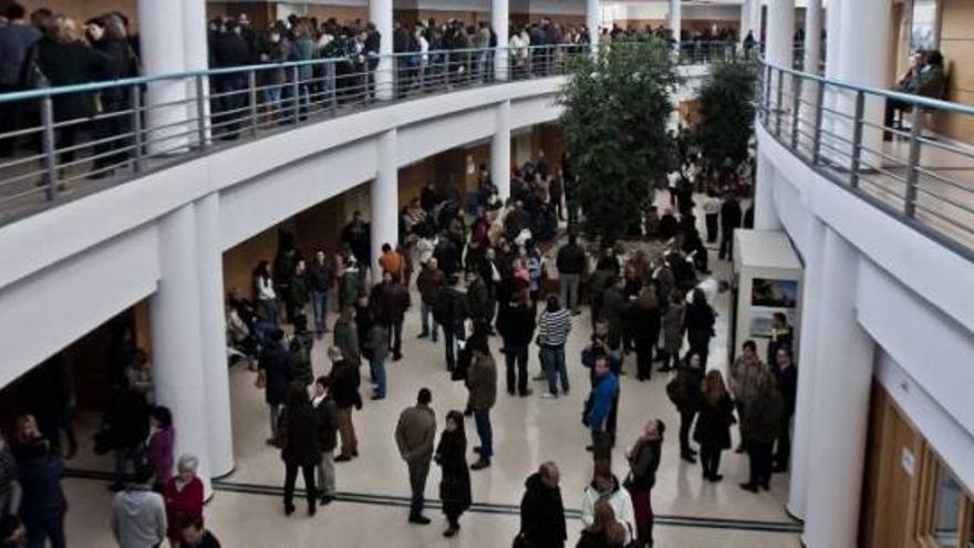 Rostros de preocupación y nervios ayer en los opositores antes de comenzar el examen para una de las plazas de celador.