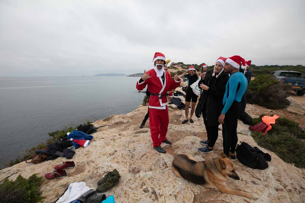 Salto al agua vestidos de Papá Noel