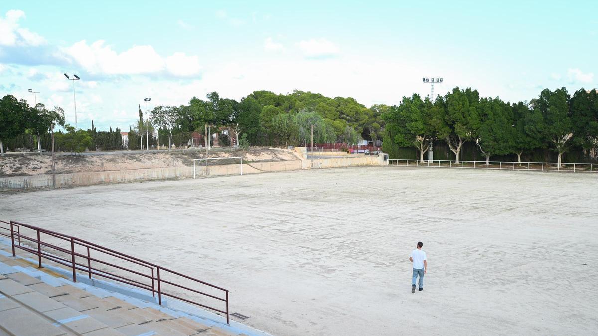 El bipartito de Elche planea privatizar el campo de fútbol de La Marina para ahorrar 400.000 euros en césped