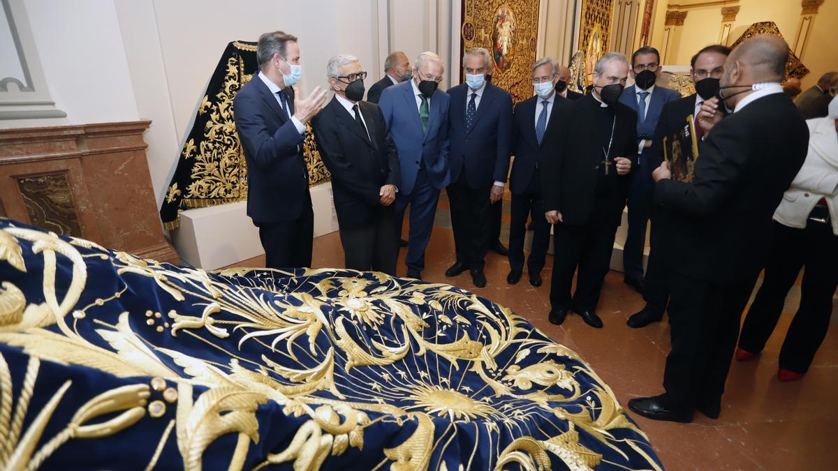 Francisco de la Torre, Manuel Azuaga, Braulio Medel y Francisco González de Lara, entre otros, visitan la exposición del Palacio Episcopal