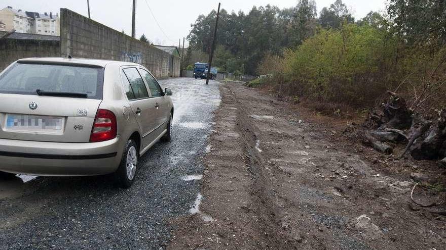 En &quot;días&quot; quitarán postes y asfaltarán el vial que une la Rúa do Muiño y Fernando Conde. // Bernabé/Cris M.V.