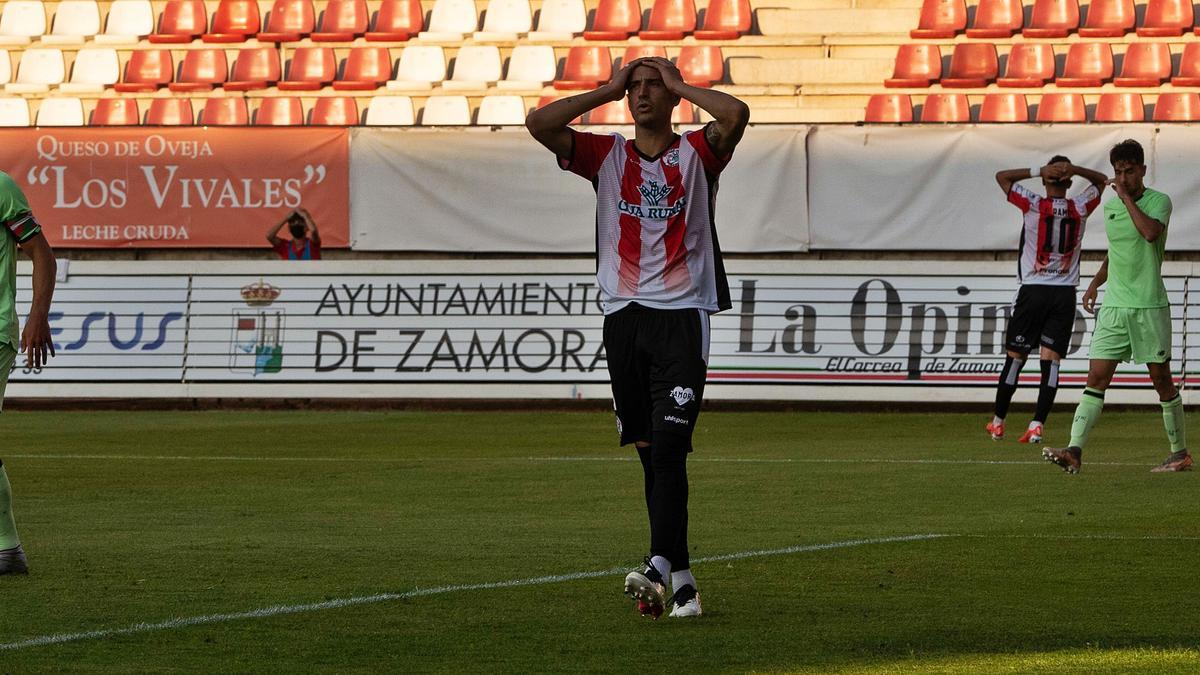 Astray y Carlos Ramos se lamentan tras el gol recibido, ayer. | |  JOSÉ LUIS FERNÁNDEZ