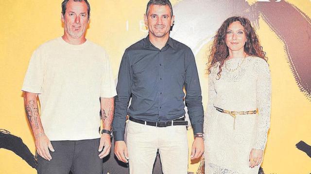 Bas y Corine Rasker, junto al alcalde de Sant Antoni, Marcos Serra. | | FOTOS: MADUNIA IBIZA