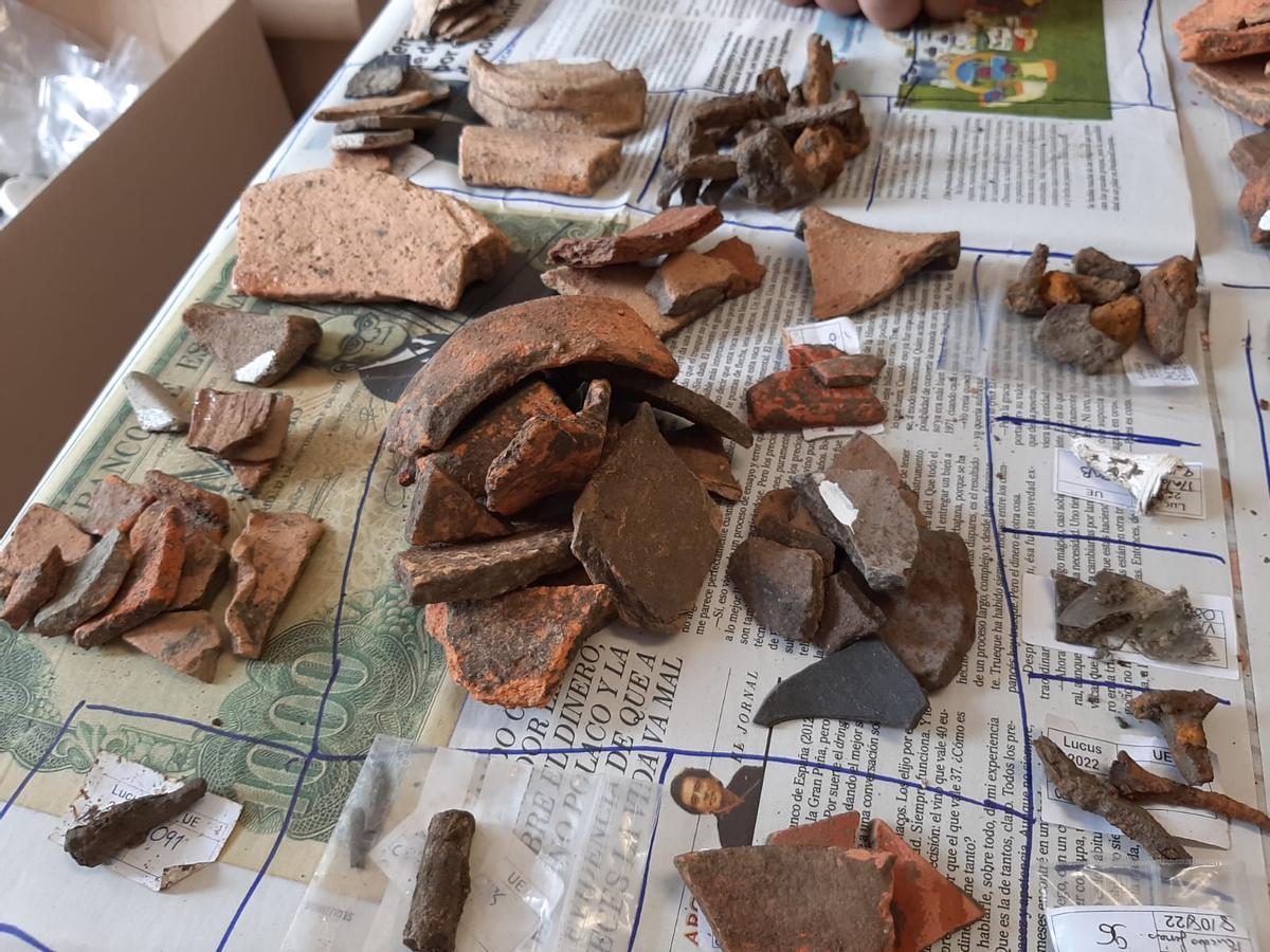 Así se limpian y clasifican los restos encontrados en el yacimiento de Lucus Asturum de Llanera