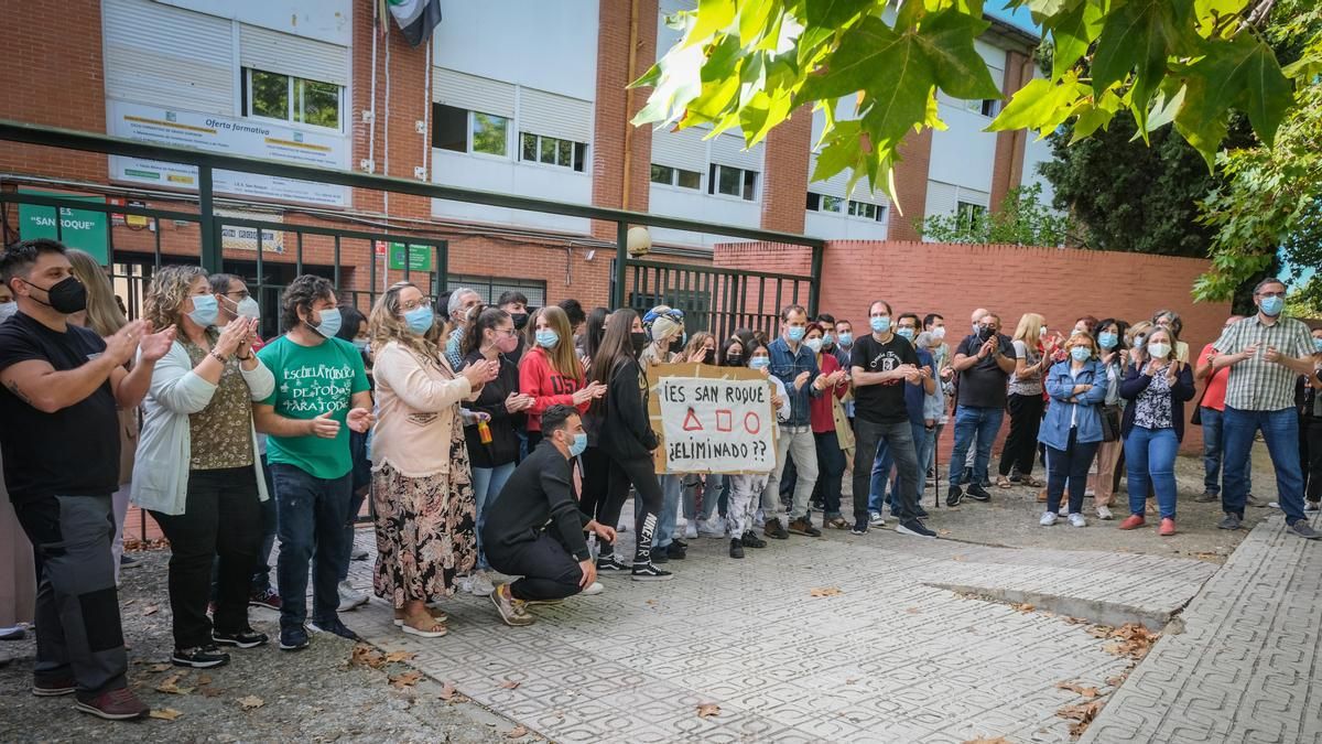 Distintos miembros del IES San Roque, ayer en la manifestación.