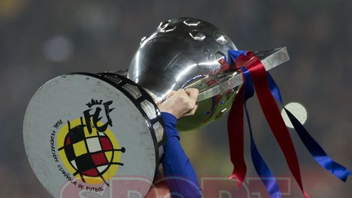 Leo Messi recibe el trofeo de Liga que acredita al FC Barcelona como campeón de La Liga 2018/2019.