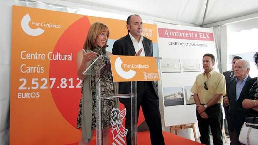La consellera y el alcalde presentaron el proyecto de Carrús.
