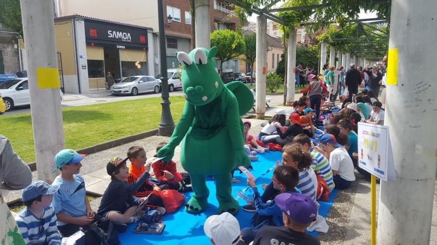 Los niños reciben la visita de la Coca Simona, durante la jornada de lectura. / FdV