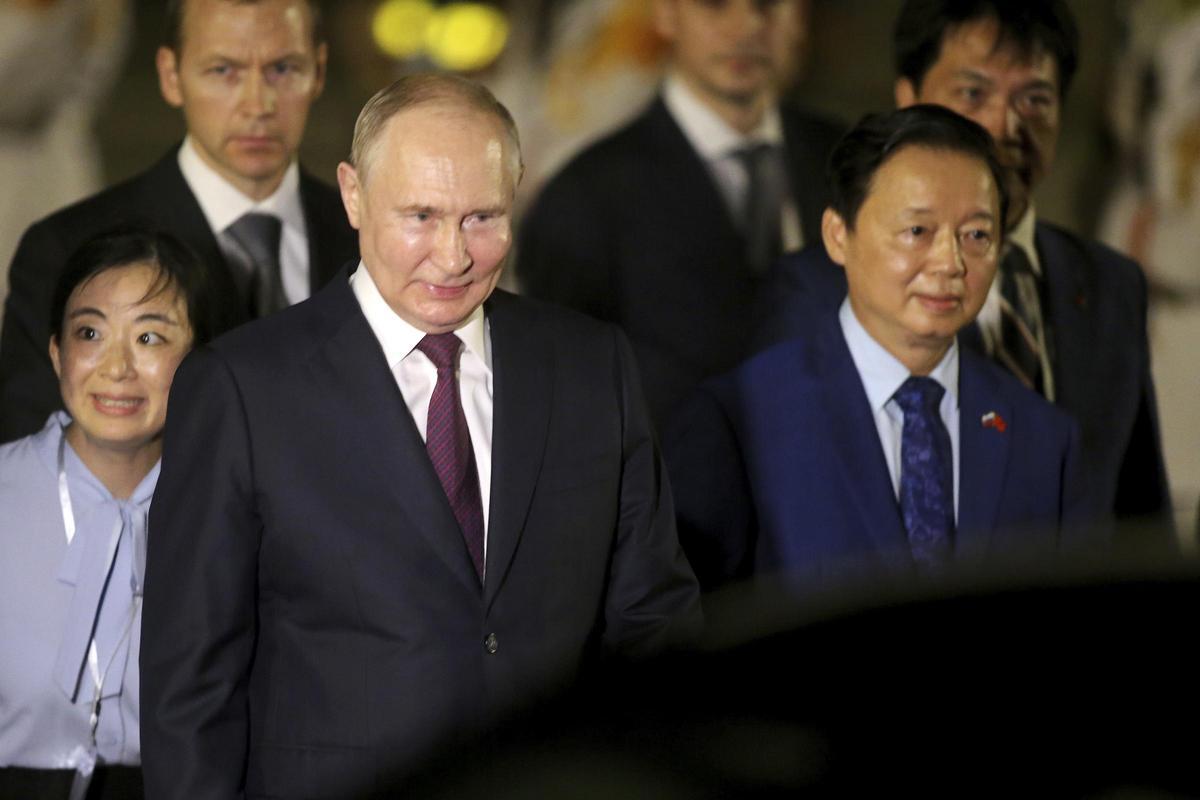 Vladimir Putin, junto al primer ministro de Vietnam Tran Hong Ha en su llegada a Hánoi